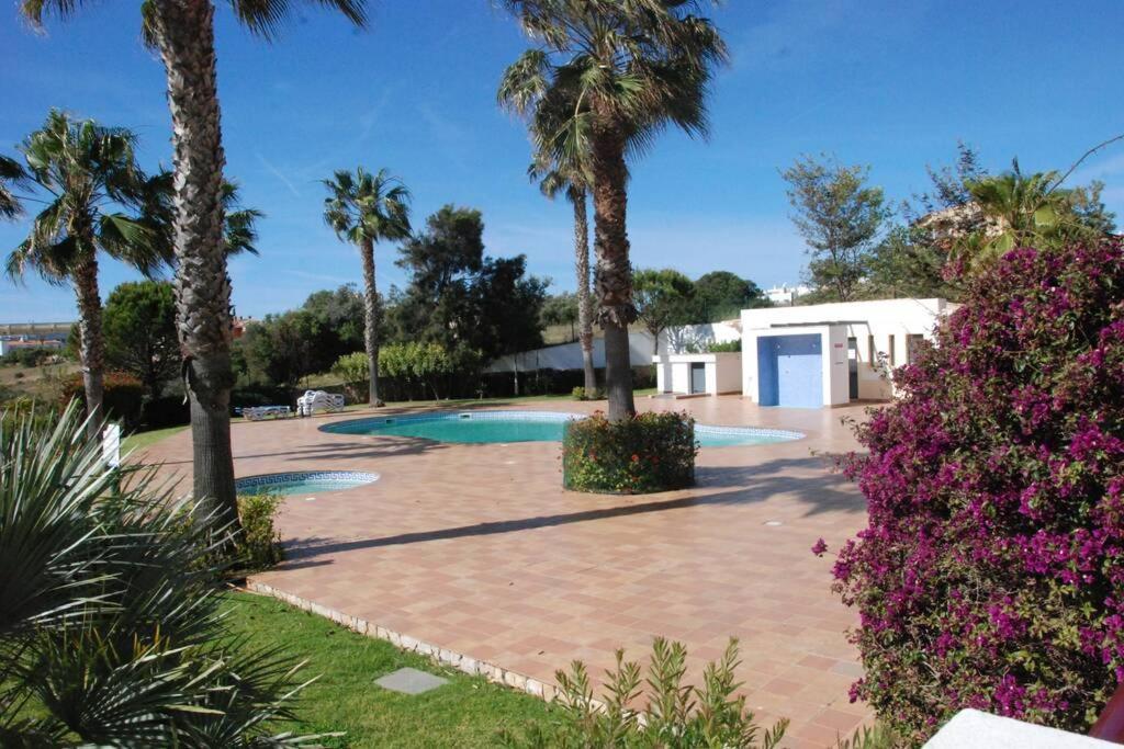 Great 2 Bedroom Apartment With Communal Pool Лагос Екстериор снимка